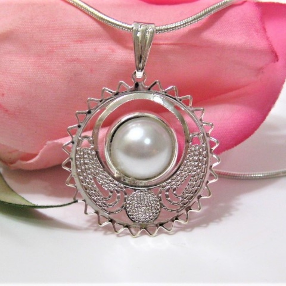 Faux pearl pendant necklace